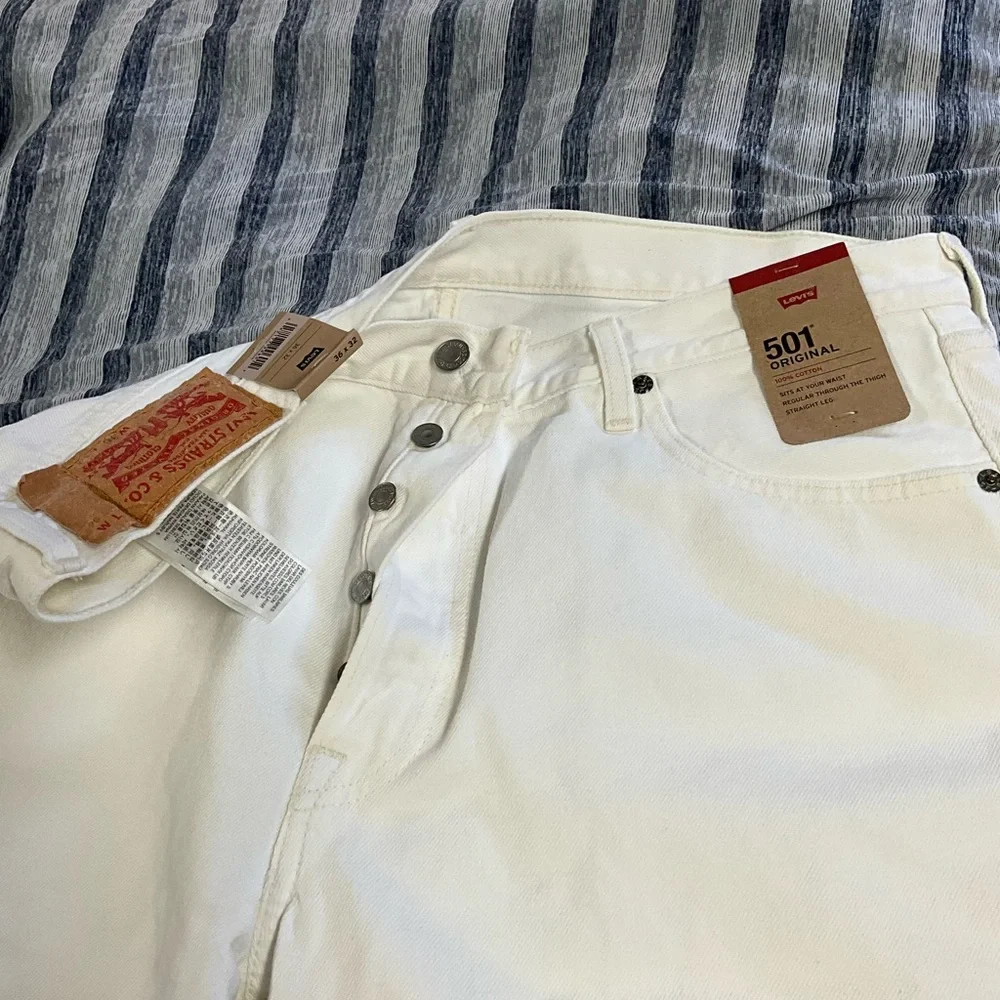 Levi's Men's White Straight Button Fly Jeans - Picture 2 of 2